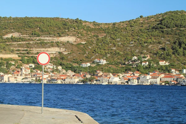 Türkisfarbenes Meer in Kroatien gegenüber der Insel — Stockfoto