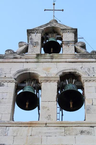 Iglesia con mucha campana — Foto de Stock