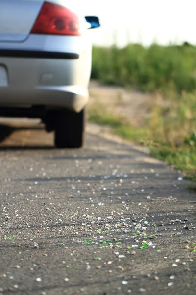 Coche de plata en carretera —  Fotos de Stock