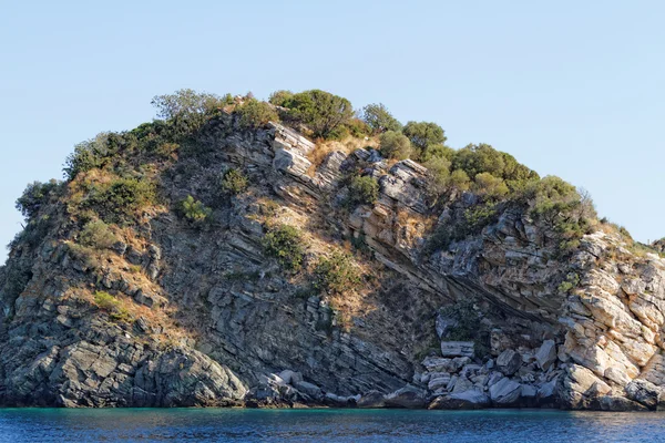 Felsen im blauen Meer — Stockfoto