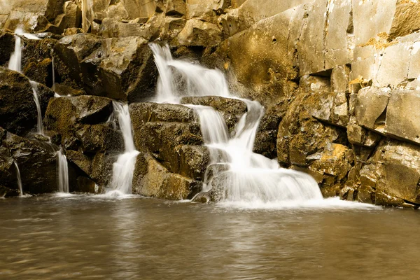 Hermosa y pacífica cascada — Foto de Stock