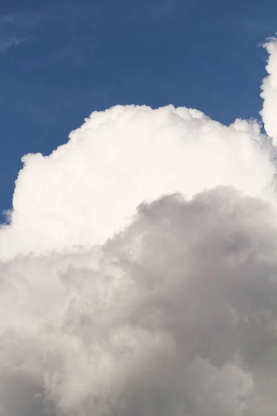 Beyaz bulutlu gökyüzü — Stok fotoğraf