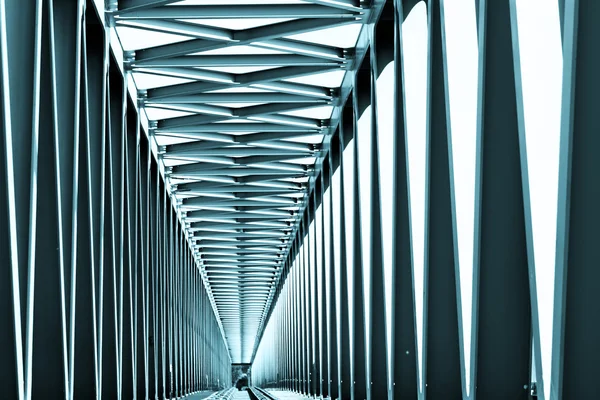 Järnvägsbro i metall — Stockfoto