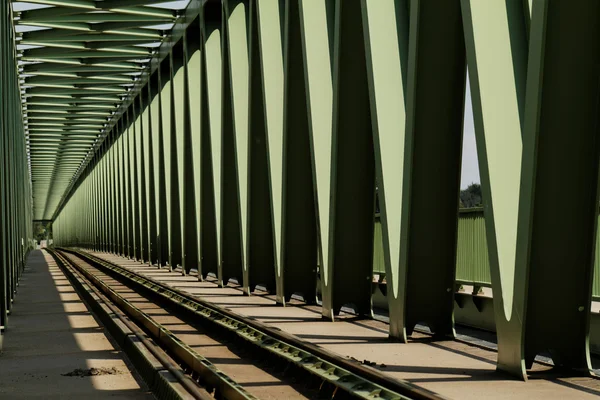 Järnvägsbro i metall — Stockfoto