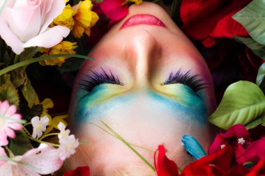 Yaratıcı makyajlı kadın