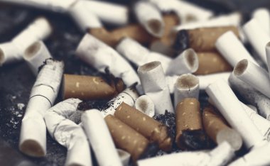 Kül tablası ve sigara arka plan