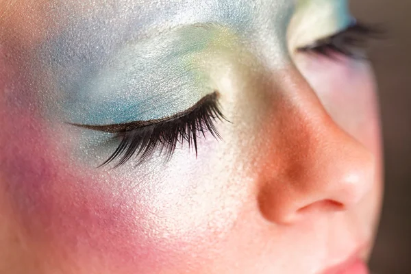 Vrouw met creatieve make-up — Stockfoto