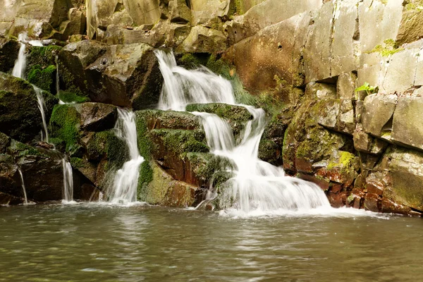 Hermosa y pacífica cascada — Foto de Stock