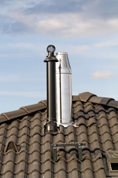 Moderner Schornstein auf dem Dach — Stockfoto
