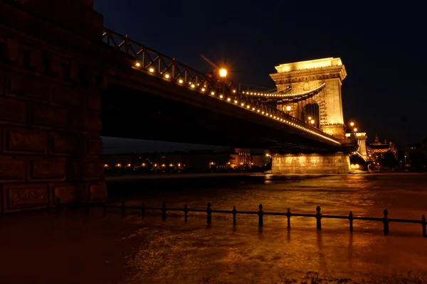 Závěsný most v noci — Stock fotografie