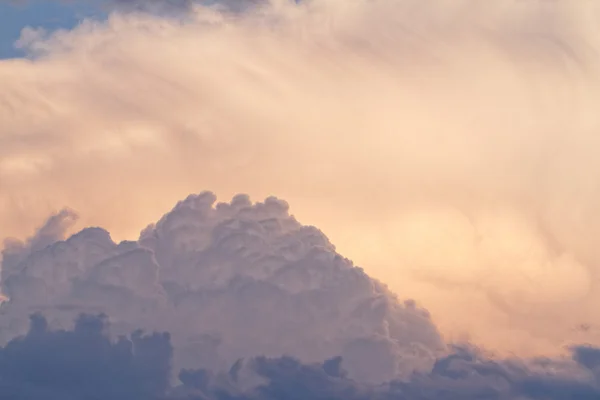 Güneş bulutların arkasına — Stok fotoğraf