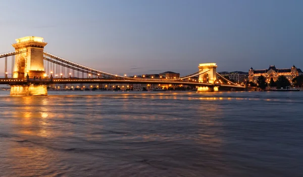 Pont suspendu la nuit — Photo