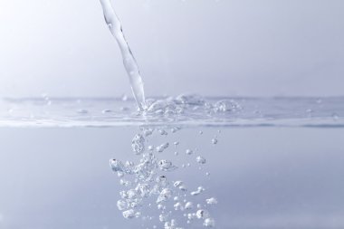 temiz su kabarcıkları ile