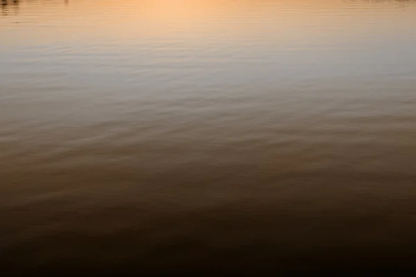 Lugn lake i skymning — Stockfoto