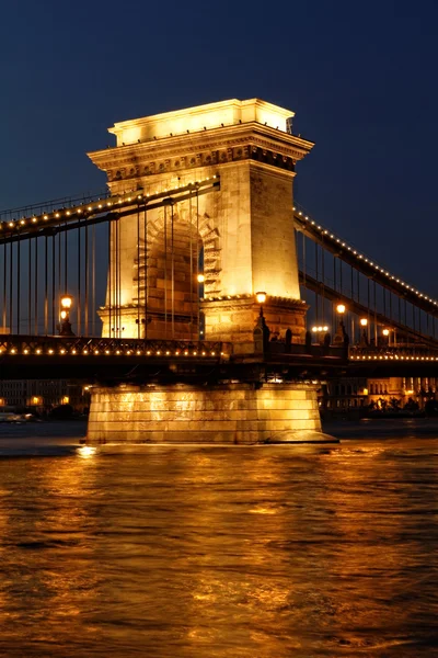 Pont suspendu la nuit — Photo