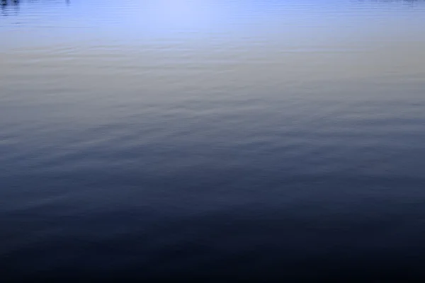 Спокойное озеро в сумерках — стоковое фото