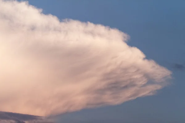 Zon achter enorme wolken — Stockfoto