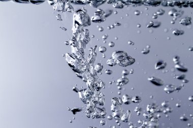 temiz su kabarcıkları ile