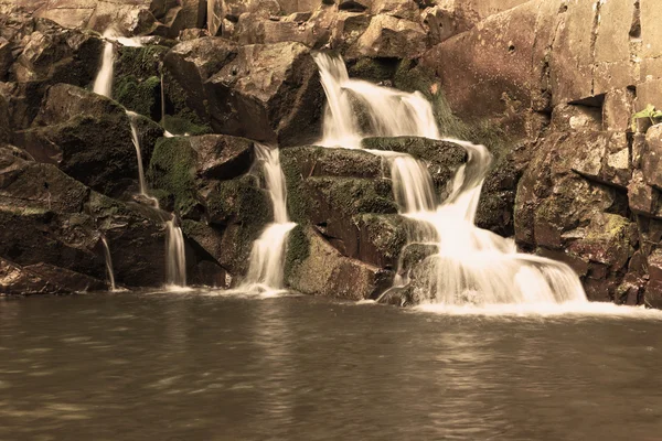 Prachtige rustige waterval — Stockfoto