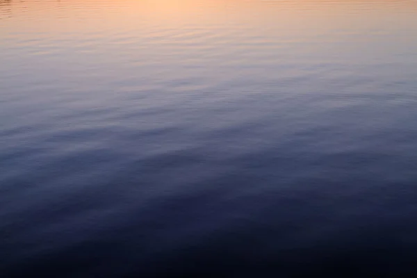 Alacakaranlıkta sakin göl — Stok fotoğraf