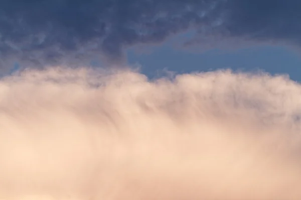 巨大な雲に隠れた太陽 — ストック写真