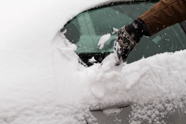 Man scraping snow — Stock Photo, Image