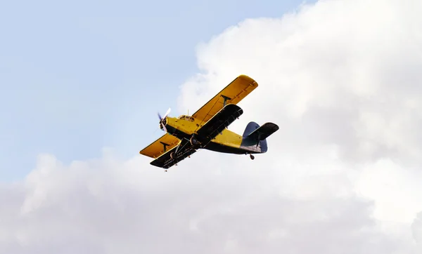 Flugzeug am bewölkten Himmel — Stockfoto