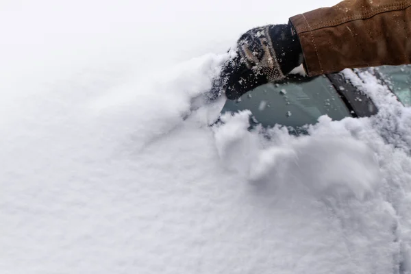 Man scraping snow — Stock Photo, Image