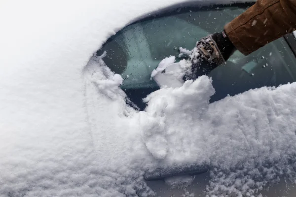 Man scraping snow — Stock Photo, Image