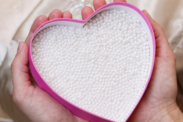 Pärlor i hjärtformade låda — Stockfoto