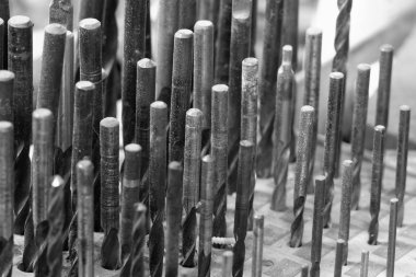 Ahşap panel üzerinden araçlar kümesi