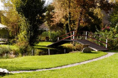 yeşil park ve köprü