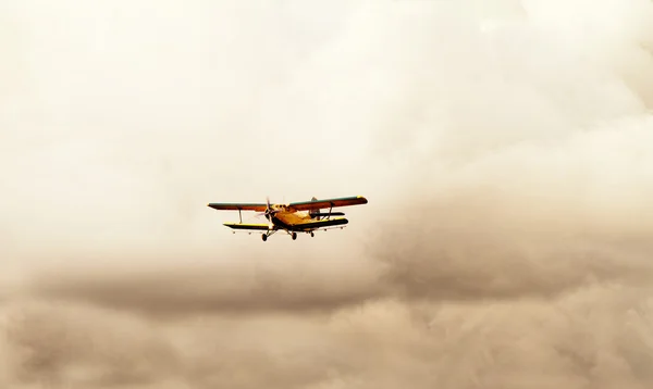 Avion pe cer înnorat — Fotografie, imagine de stoc