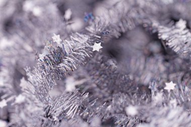 Gümüş tinsel dekorasyon