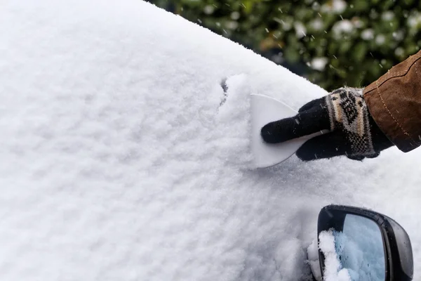 Man scraping snow — Stock Photo, Image