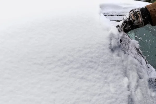 Man scraping snow — Stock Photo, Image