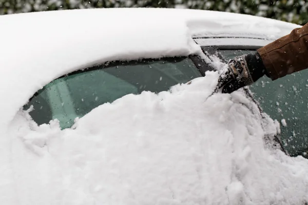 Man scraping snow — Stock Photo, Image