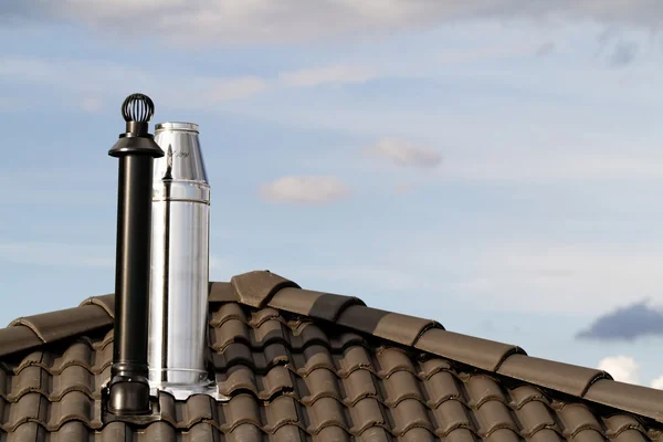Schornstein auf Hausdach — Stockfoto