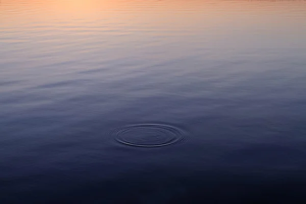 Rustig lake in de schemering — Stockfoto