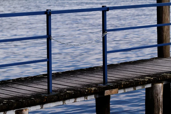 Dřevěné molo na břehu — Stock fotografie