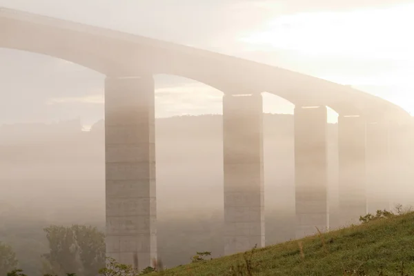 Gran Viaducto Carretera Con Salida Del Sol Nebulosa Otoño — Foto de Stock