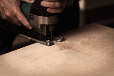 Perde testere ile çalışan bir erkeğin fotoğrafı