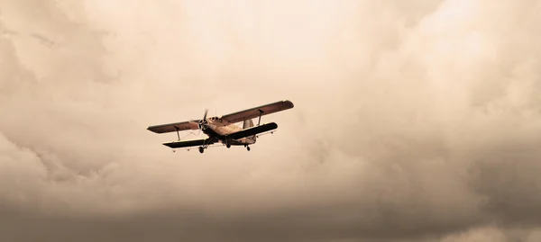 Foto Avión Cielo Nublado —  Fotos de Stock