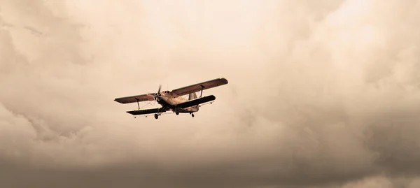 一架飞机在多云的天空的照片 免版税图库照片