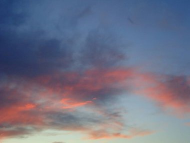 Yazın batan bulutların fotoğrafı.