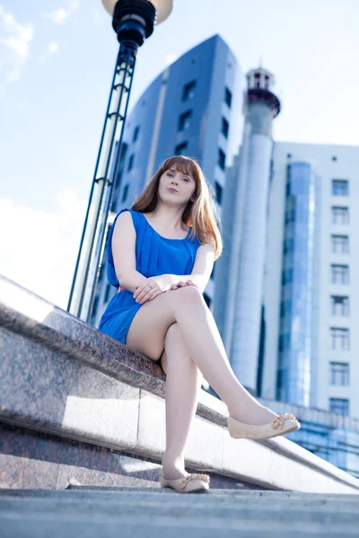 Belle femme en robe bleue et ceinture rouge à l'extérieur — Photo