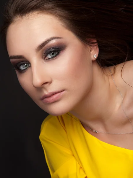 Portret pięknej kobiety z wieczorny make-up — Zdjęcie stockowe