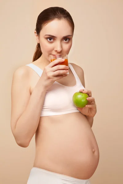 Здоровый образ жизни красивой беременной женщины — стоковое фото