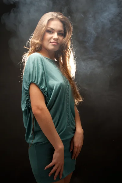 Bild einer schönen Frau in grünem Kleid — Stockfoto