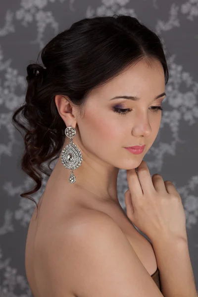 Retrato de mulher bonita com penteado e maquiagem — Fotografia de Stock